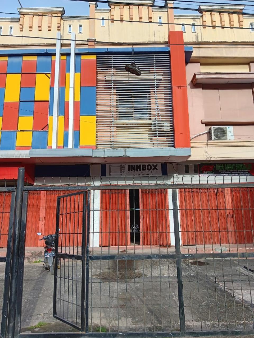 Innbox Hostel Sorong Bagian luar foto